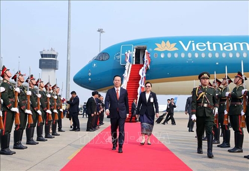Chủ tịch nước Võ Văn Thưởng đến Viêng Chăn, bắt đầu thăm chính thức Lào